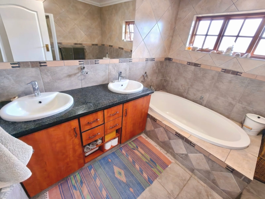 4 Bedroom Property for Sale in Oewersig North West